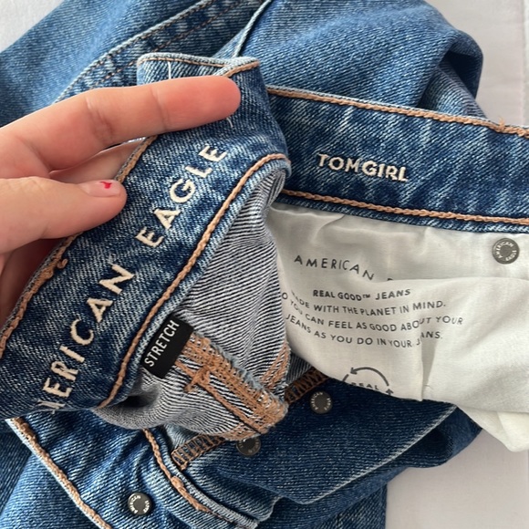 Brand new American eagle jeans, stretch tom girl fit. size 2 but it's oversized - Picture 3 of 3